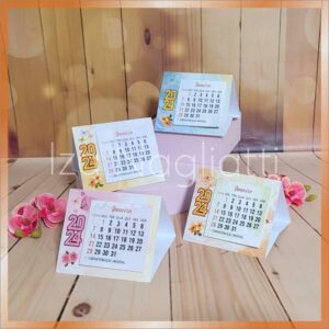 4 modelos de mini calendários de mesa 2024 para lembrancinhas com miolo (meninas)