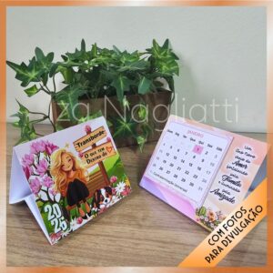 4 modelos de mini calendários de mesa meninas 2026