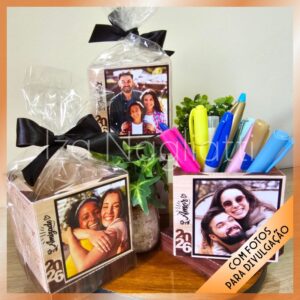 4 Porta canetas giratório com fotos – 2026